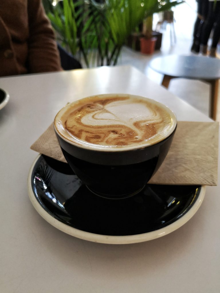 Cappuccino mit glutenfreier Milch bei Funk You Natural Food in Berlin