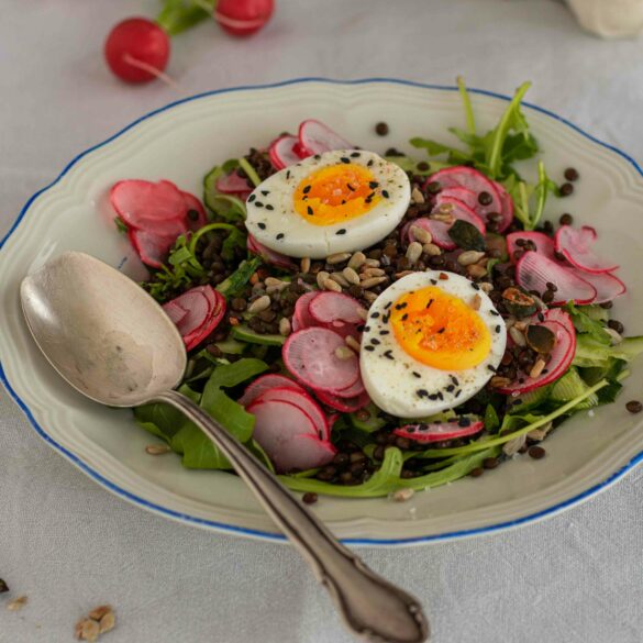Beluga Linsen Salat mit Radieschen und gekochten Eiern