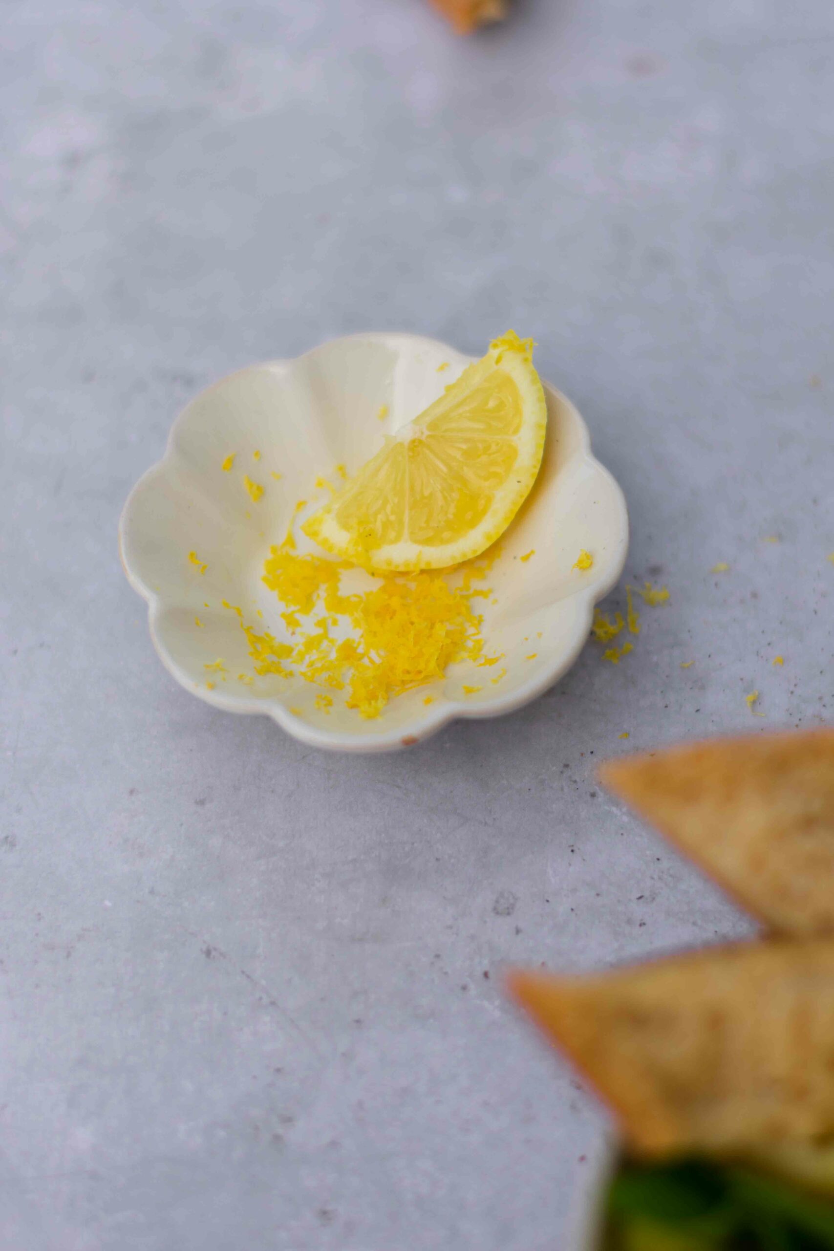 Frische Zitrone und Zitronenschale