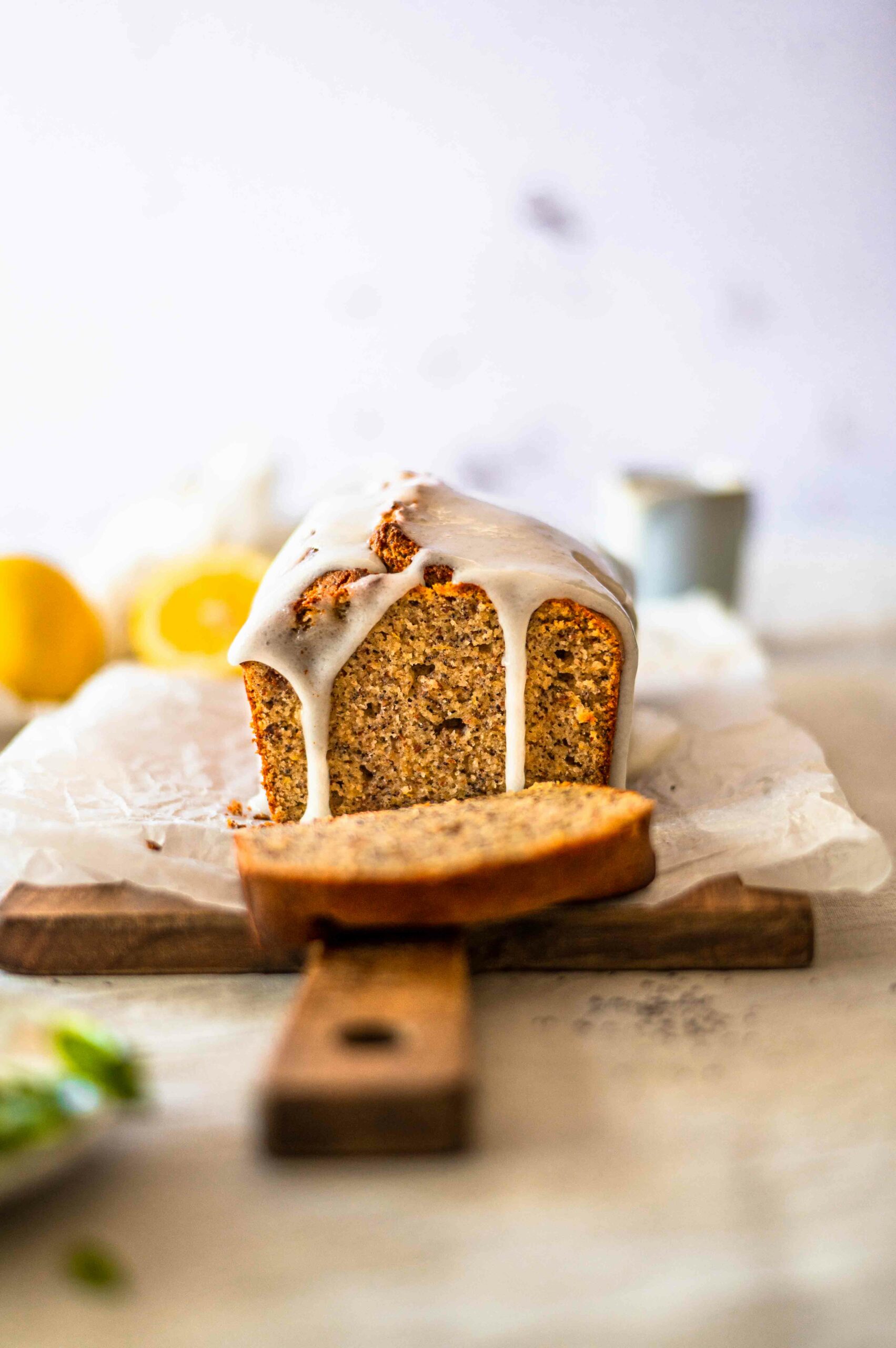 Kuchen mit laufendem Puderzuckerguss