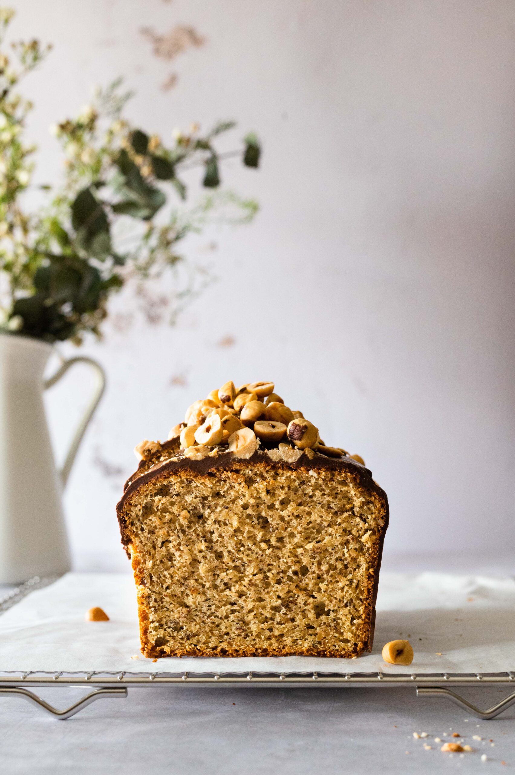 Anschnitt eines glutenfreien Nusskuchens ohne Mehl